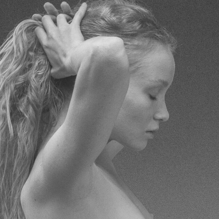 Monochrome study of a dancer [+]