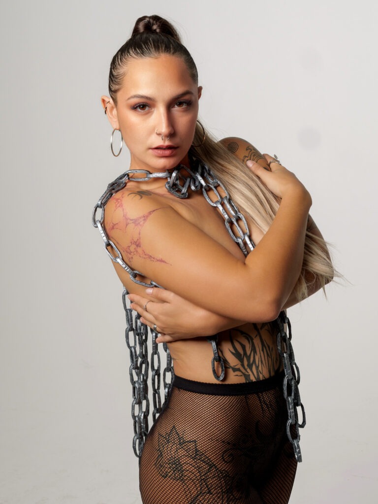 Bloowitch in white studio 2 [+]